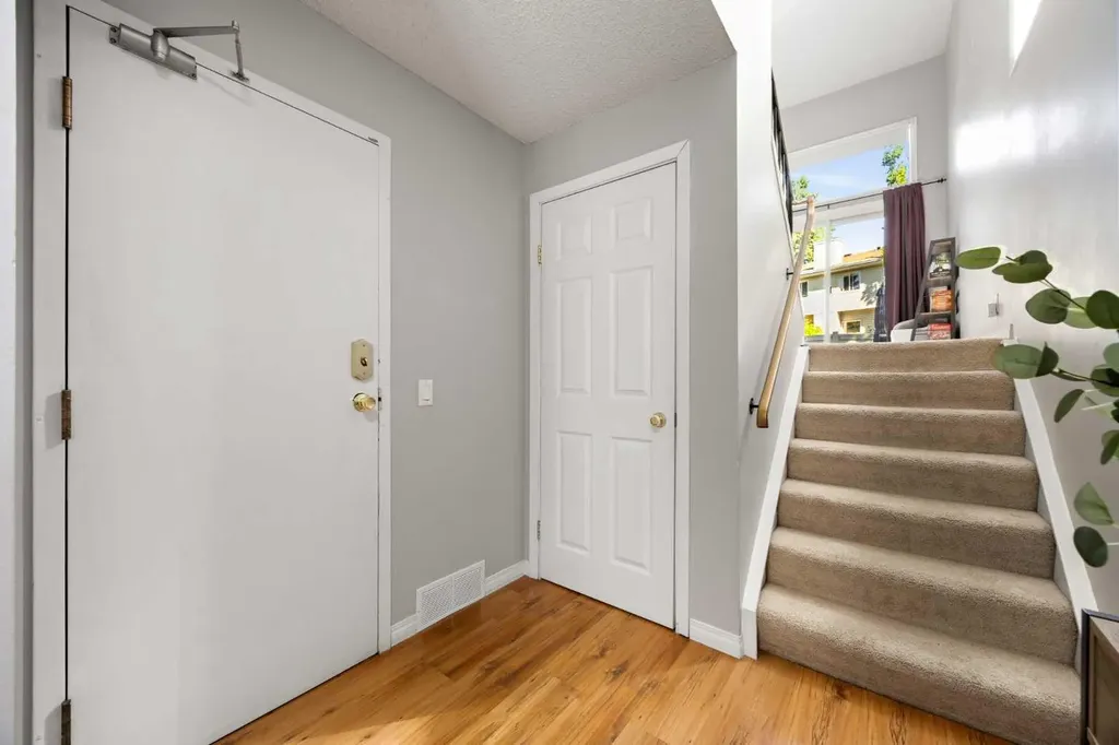 723 Queenston Terrace SE Calgary AB T2J 6H4