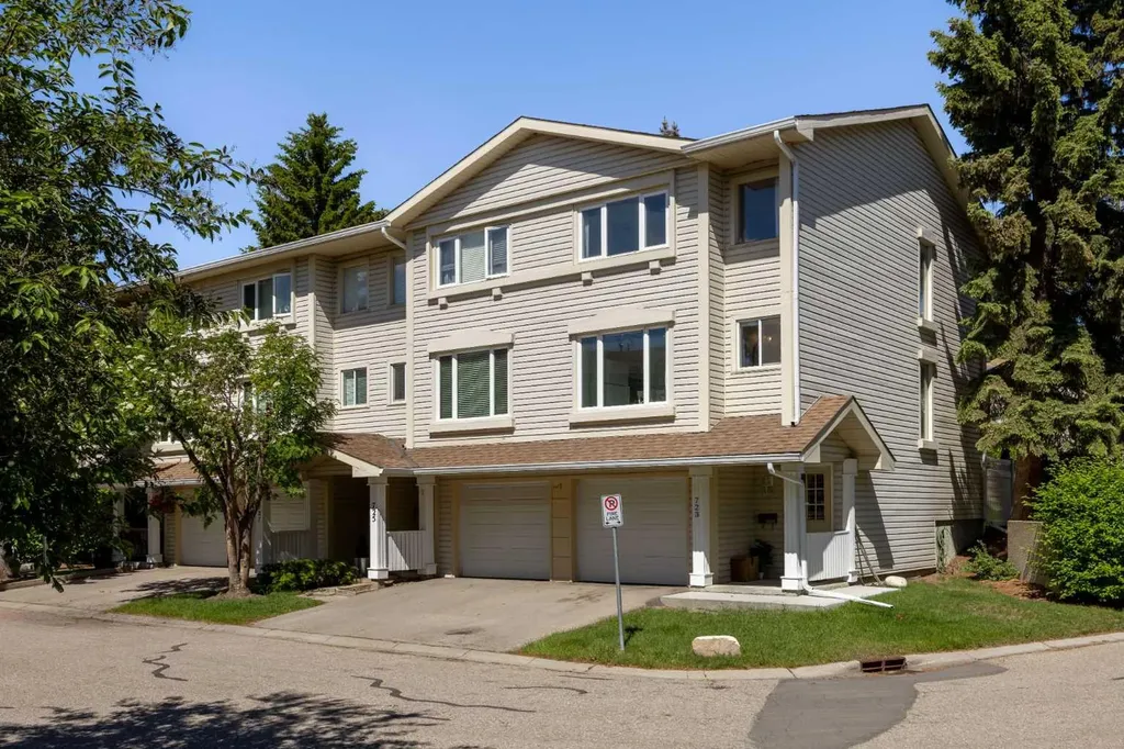 723 Queenston Terrace SE Calgary AB T2J 6H4