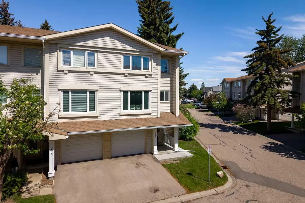 723 Queenston Terrace SE Calgary AB T2J 6H4