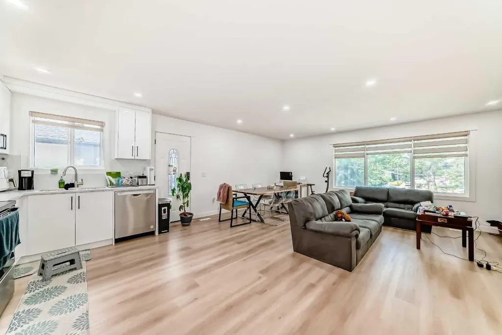 5912 Dalton Drive NW Calgary AB T3A 1C6