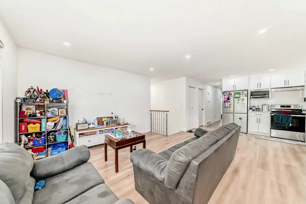 5912 Dalton Drive NW Calgary AB T3A 1C6