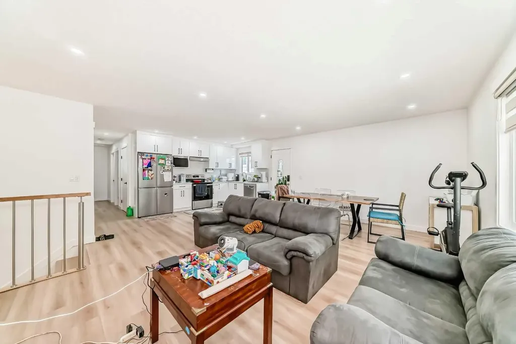 5912 Dalton Drive NW Calgary AB T3A 1C6