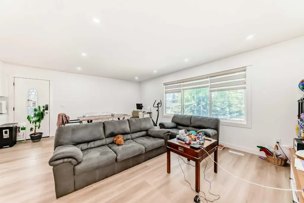 5912 Dalton Drive NW Calgary AB T3A 1C6
