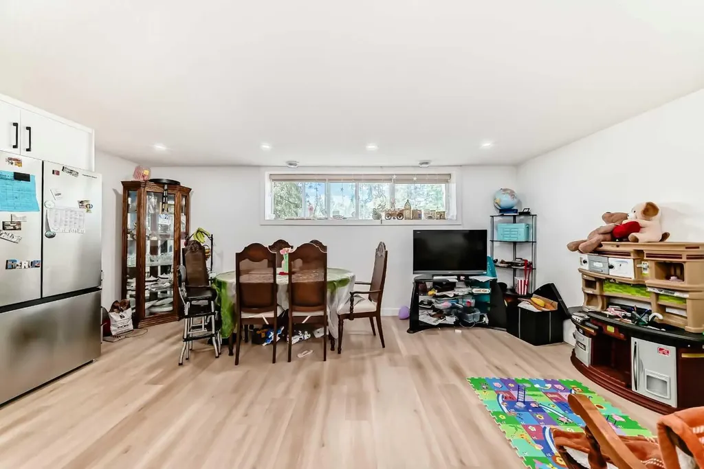 5912 Dalton Drive NW Calgary AB T3A 1C6