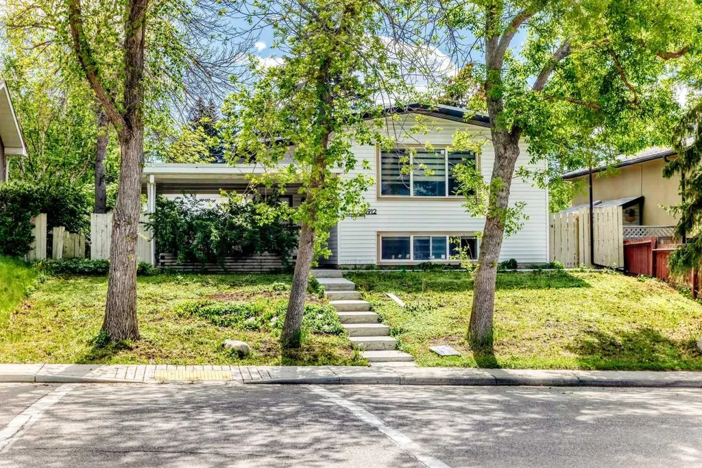 5912 Dalton Drive NW Calgary AB T3A 1C6