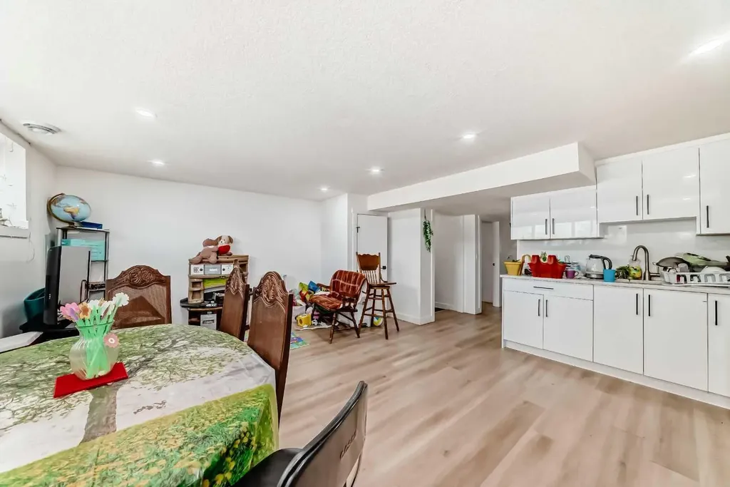 5912 Dalton Drive NW Calgary AB T3A 1C6