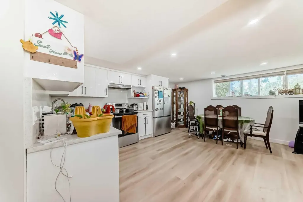 5912 Dalton Drive NW Calgary AB T3A 1C6