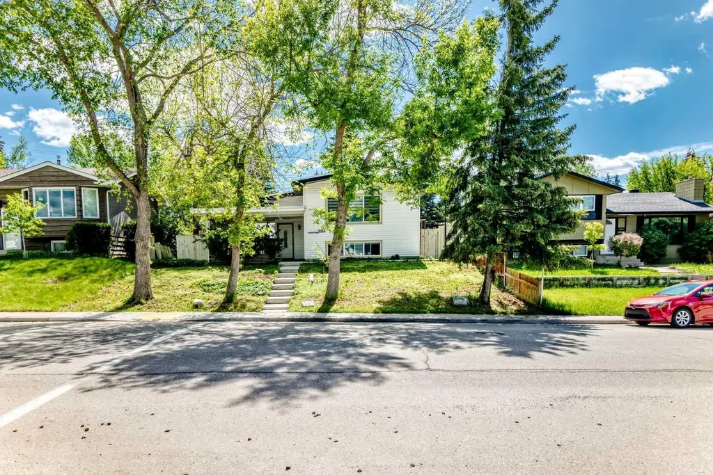 5912 Dalton Drive NW Calgary AB T3A 1C6