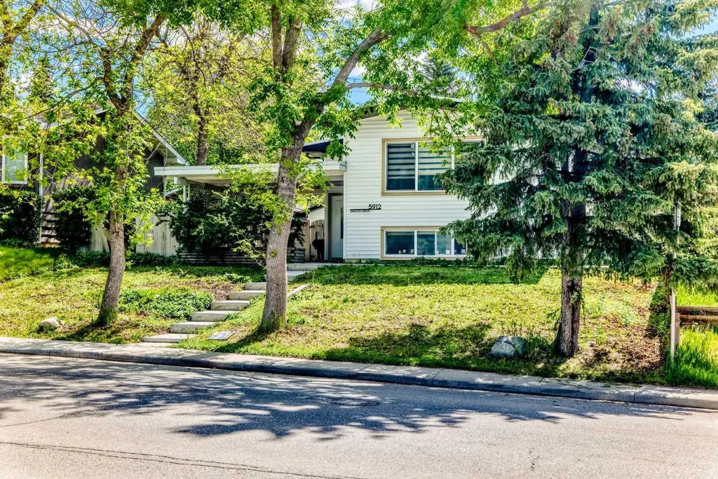5912 Dalton Drive NW Calgary AB T3A 1C6