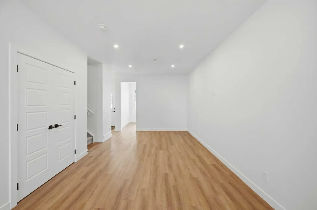 8557 Huxbury Drive Calgary AB T2A 4Y1