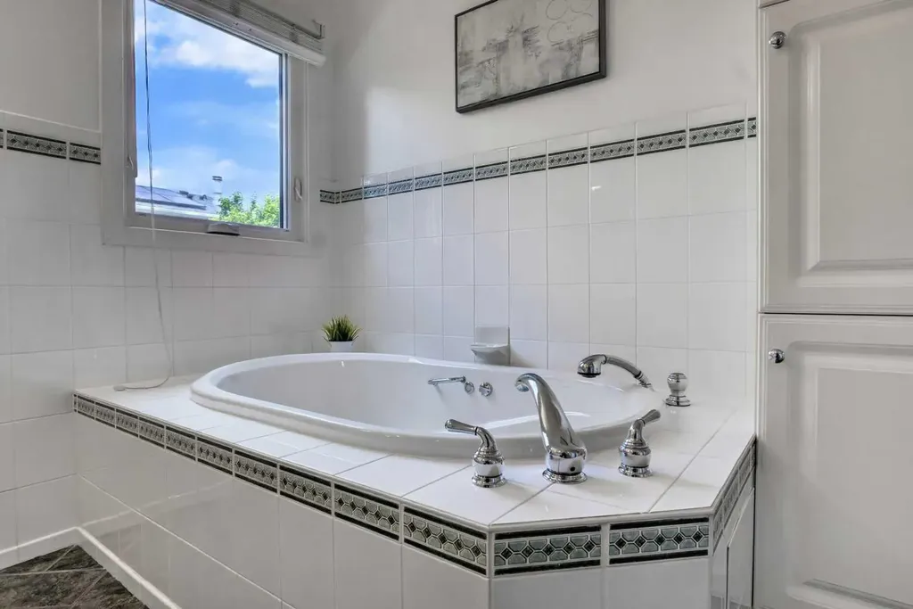 19 Deercrest Way SE Calgary AB T2J 5W3