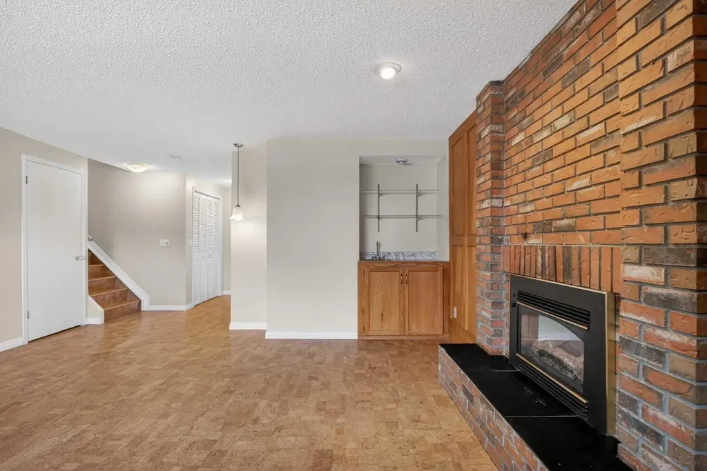 19 Deercrest Way SE Calgary AB T2J 5W3