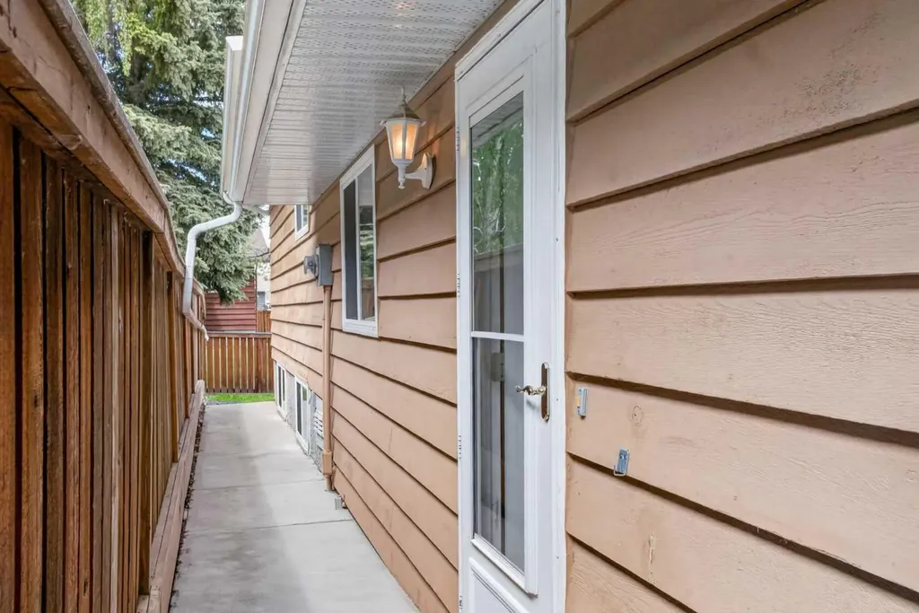 19 Deercrest Way SE Calgary AB T2J 5W3