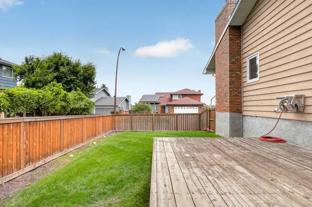 19 Deercrest Way SE Calgary AB T2J 5W3