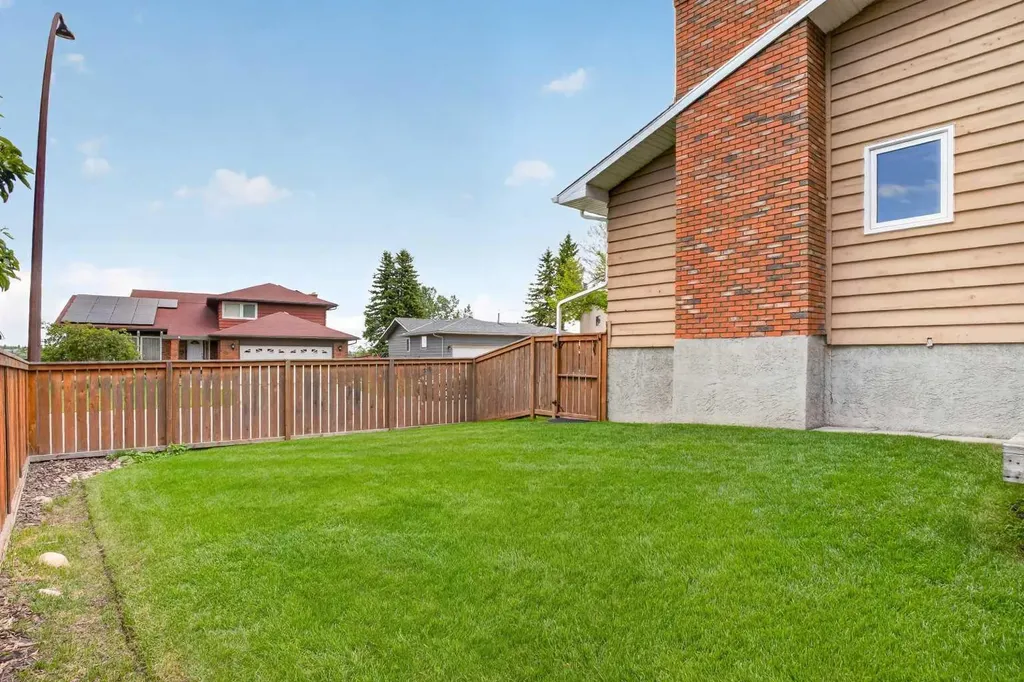 19 Deercrest Way SE Calgary AB T2J 5W3