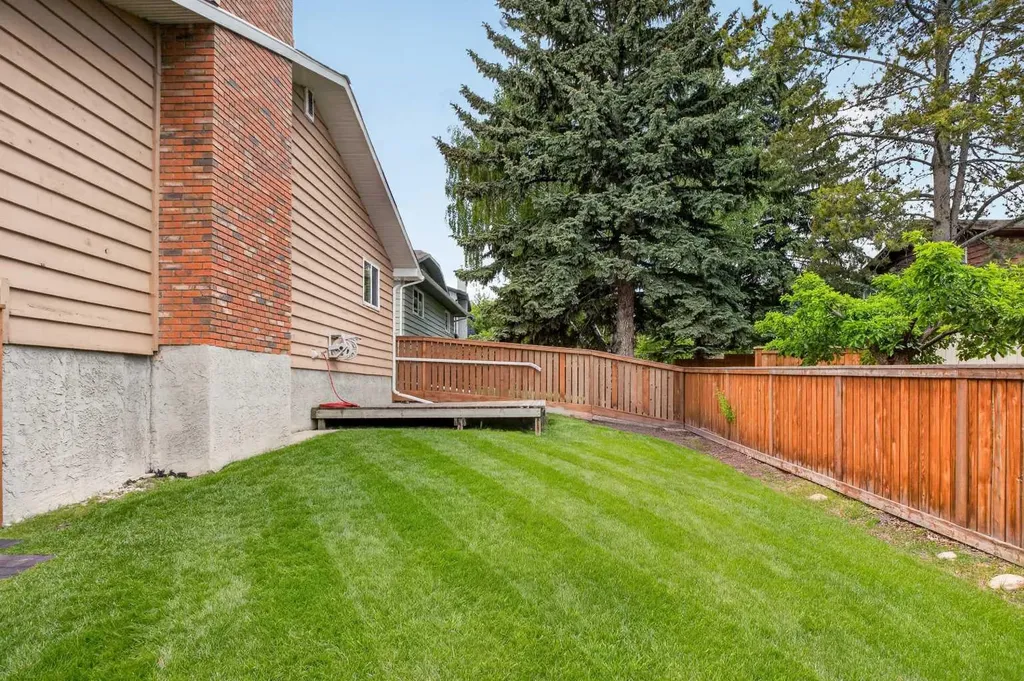 19 Deercrest Way SE Calgary AB T2J 5W3