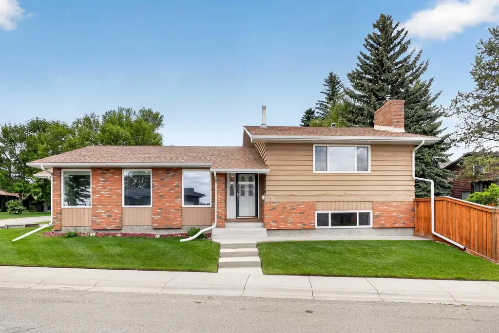 19 Deercrest Way SE Calgary AB T2J 5W3