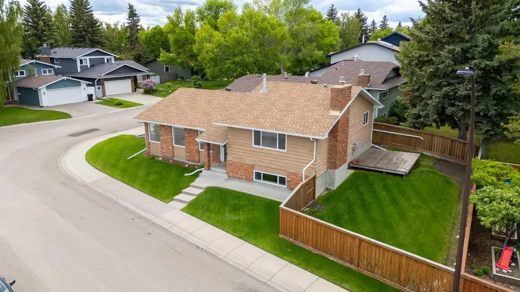 19 Deercrest Way SE Calgary AB T2J 5W3