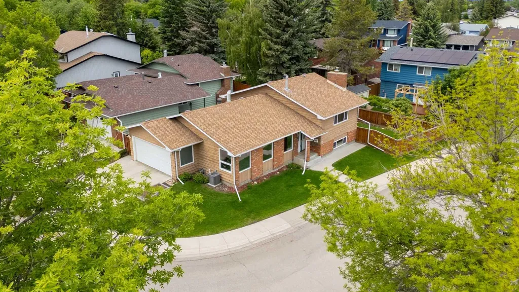 19 Deercrest Way SE Calgary AB T2J 5W3