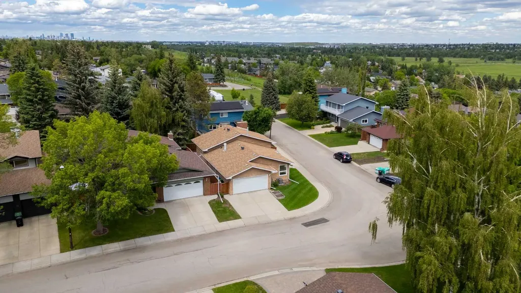 19 Deercrest Way SE Calgary AB T2J 5W3