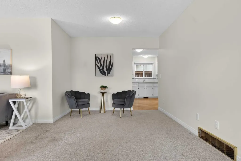 19 Deercrest Way SE Calgary AB T2J 5W3