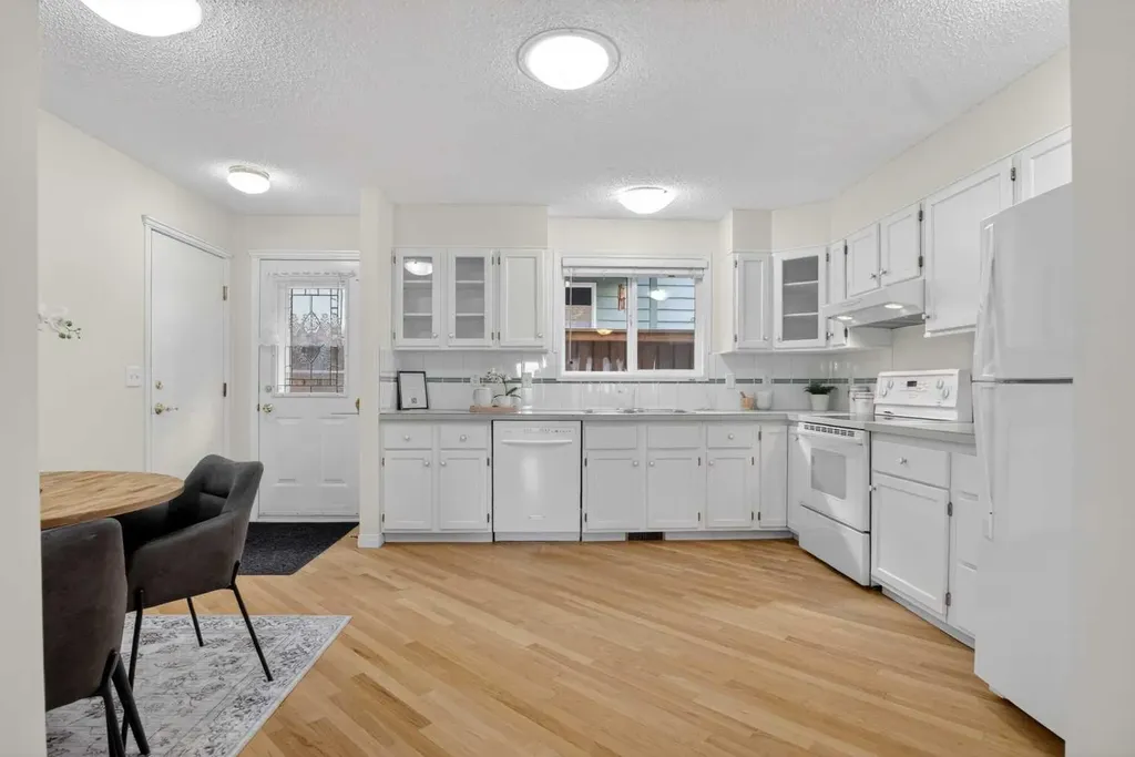 19 Deercrest Way SE Calgary AB T2J 5W3