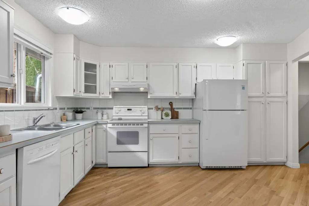19 Deercrest Way SE Calgary AB T2J 5W3