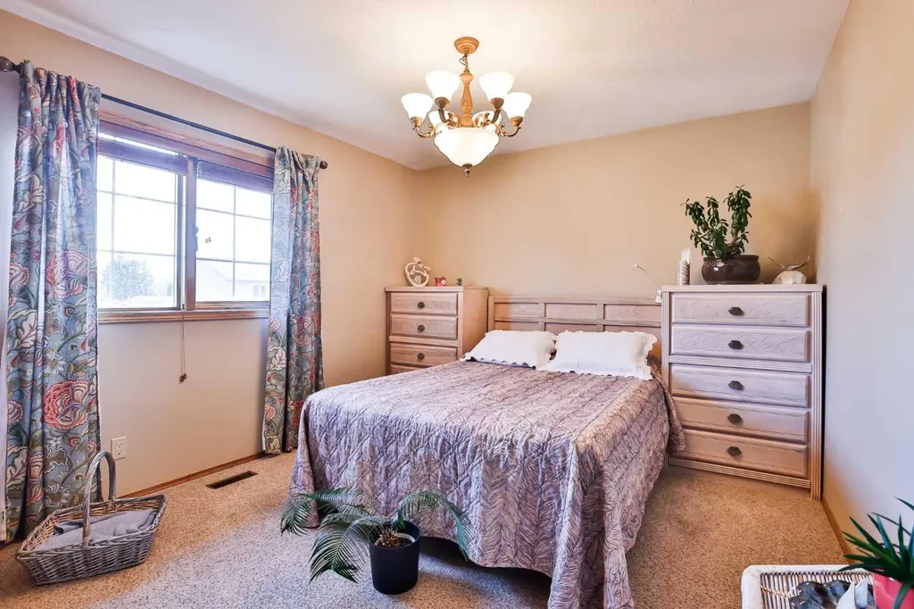 2857 6 Avenue S Lethbridge AB T1G 1E6