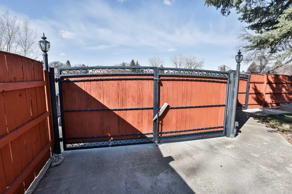 2857 6 Avenue S Lethbridge AB T1G 1E6