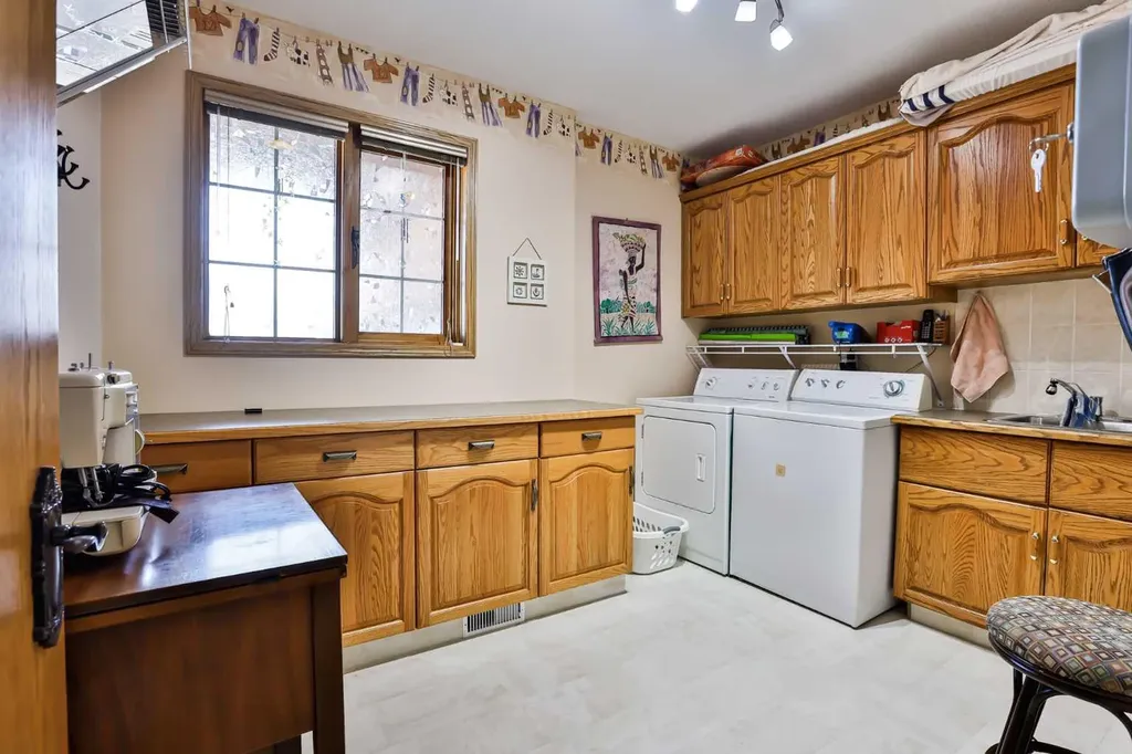 2857 6 Avenue S Lethbridge AB T1G 1E6