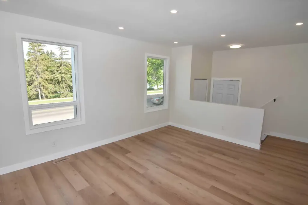 3206 51 Street SW Calgary AB T3E 6R4