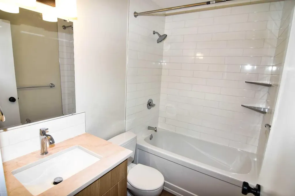 3206 51 Street SW Calgary AB T3E 6R4