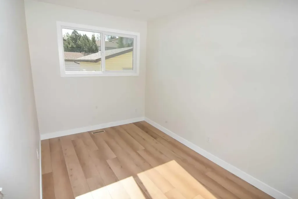 3206 51 Street SW Calgary AB T3E 6R4