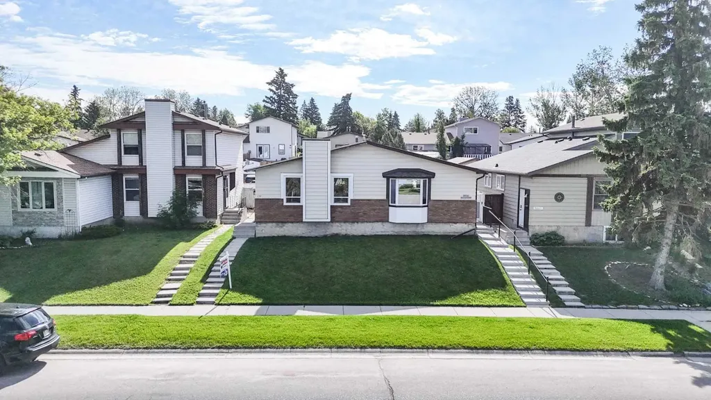 3206 51 Street SW Calgary AB T3E 6R4