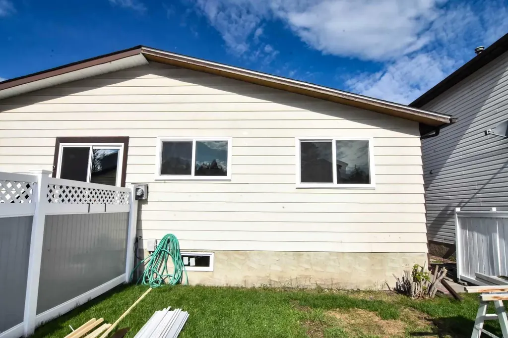 3206 51 Street SW Calgary AB T3E 6R4