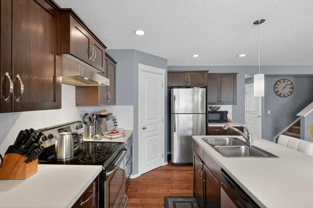 101 Elgin Meadows Manor SE Calgary AB T2Z 0M5