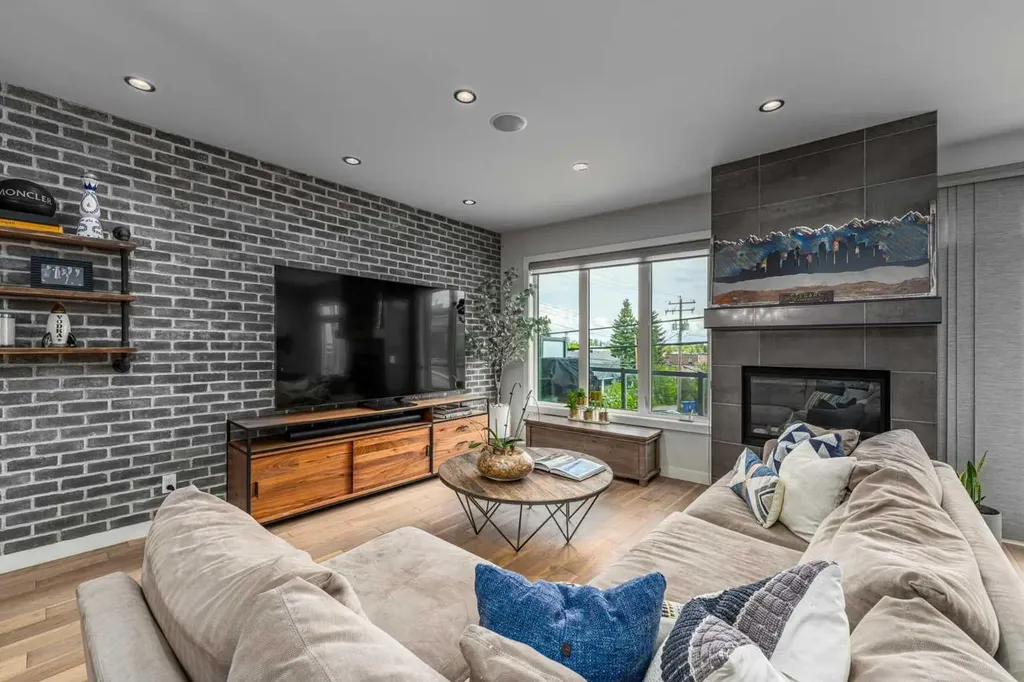 2929 17 Street SW Calgary AB T2T 4N6