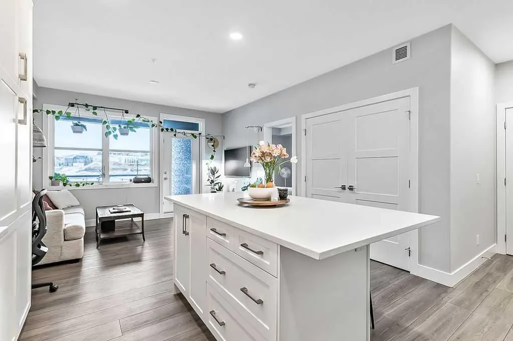 8355 19 Avenue SW Calgary AB T3H 6G3