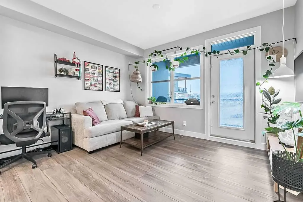 8355 19 Avenue SW Calgary AB T3H 6G3