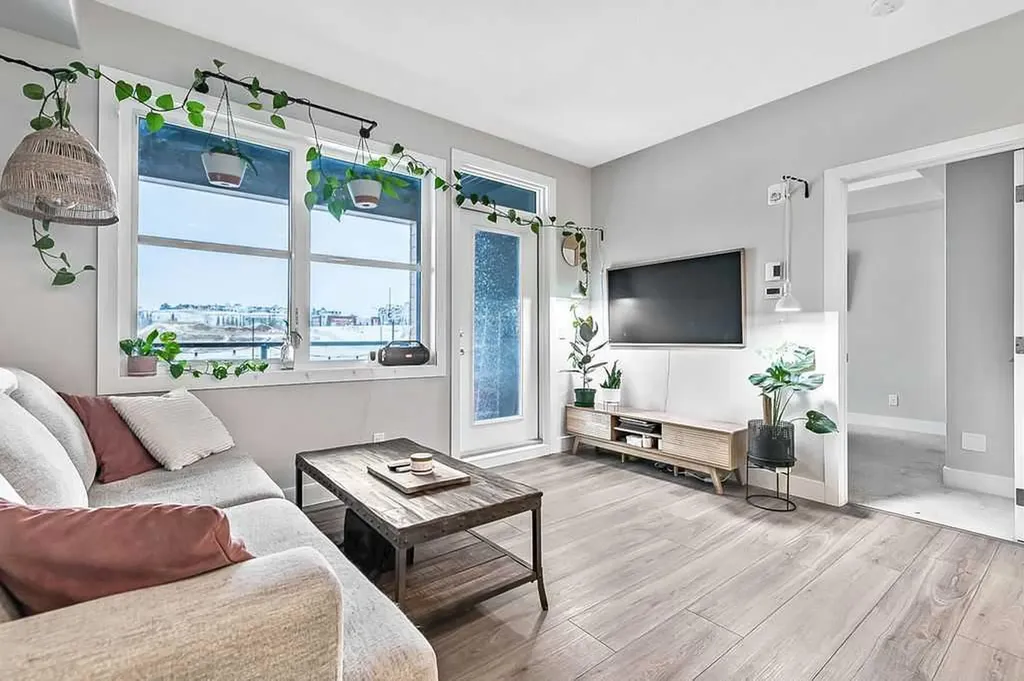 8355 19 Avenue SW Calgary AB T3H 6G3