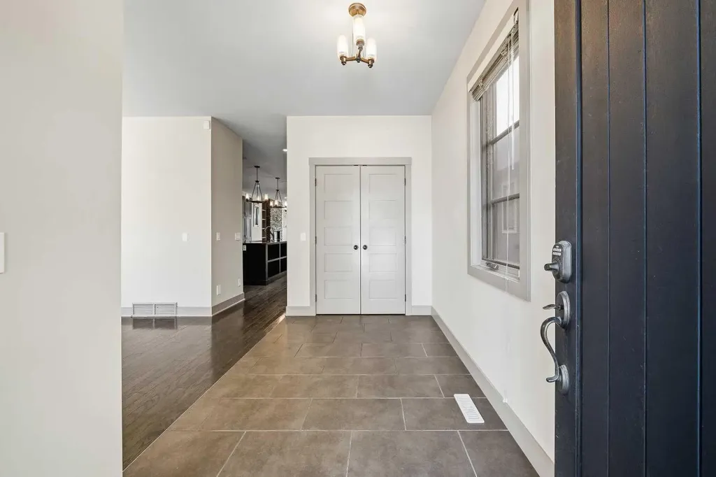 2013 1 Avenue NW Calgary AB T2N 0B4