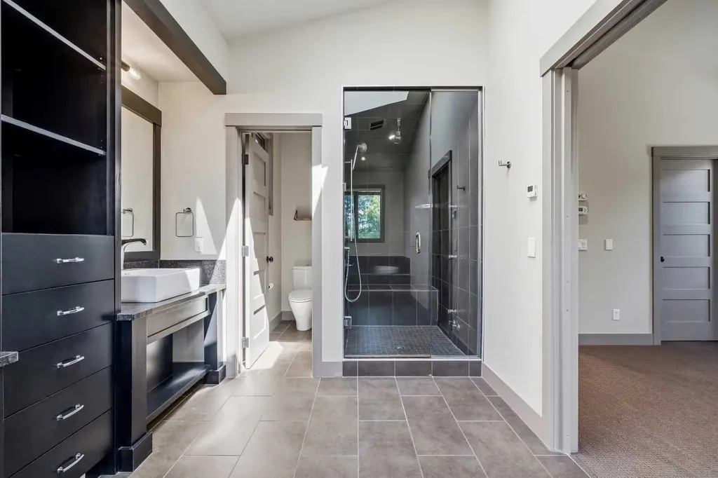 2013 1 Avenue NW Calgary AB T2N 0B4