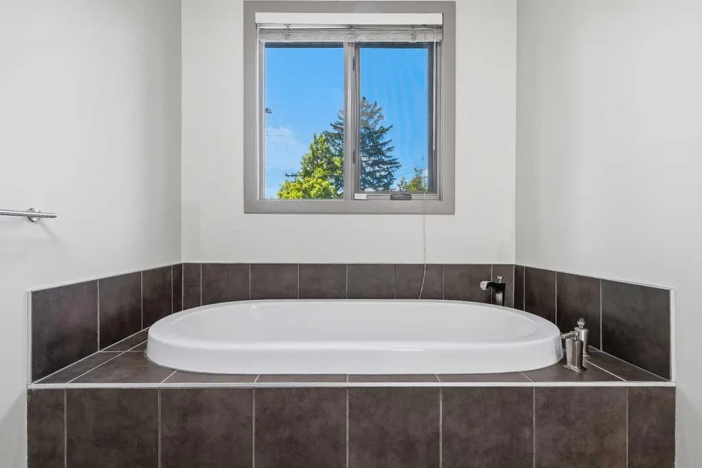 2013 1 Avenue NW Calgary AB T2N 0B4