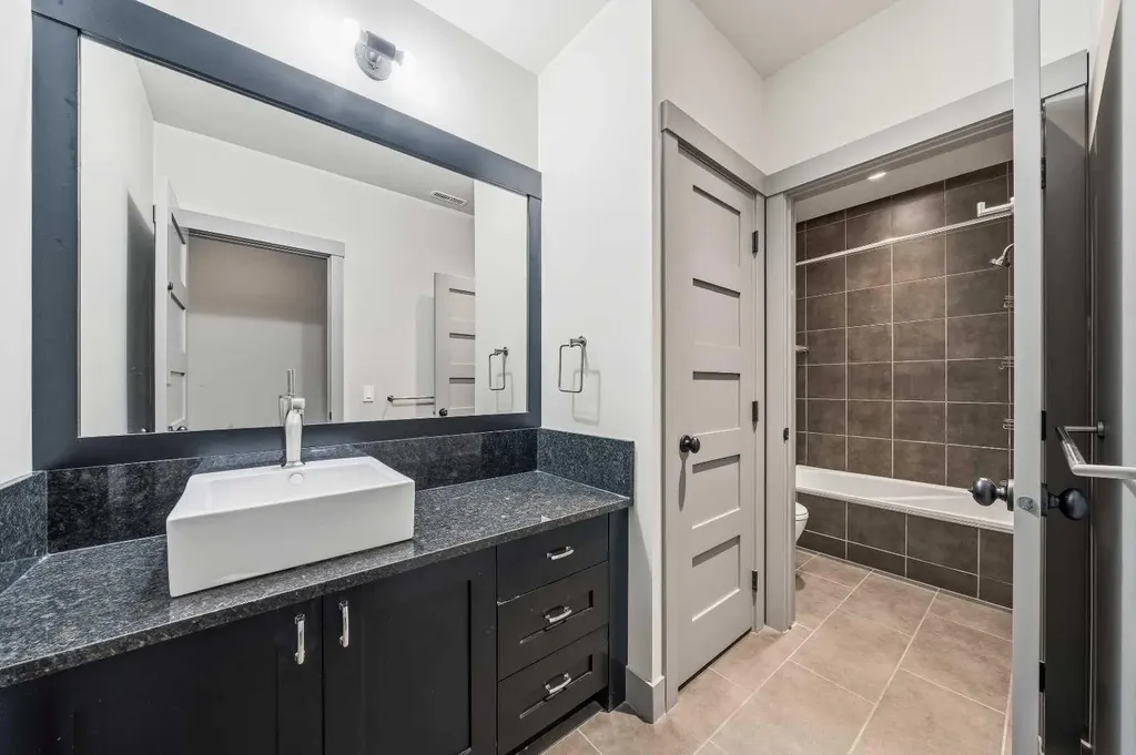 2013 1 Avenue NW Calgary AB T2N 0B4