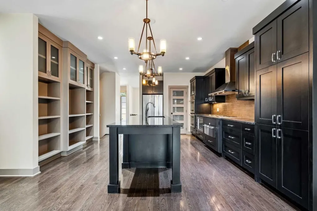 2013 1 Avenue NW Calgary AB T2N 0B4
