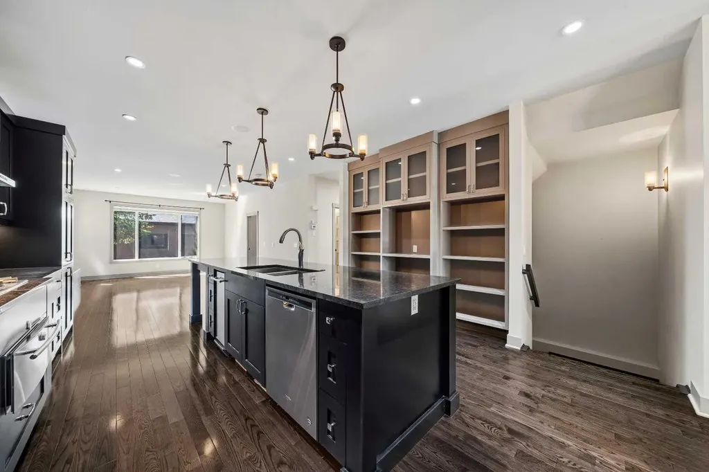2013 1 Avenue NW Calgary AB T2N 0B4