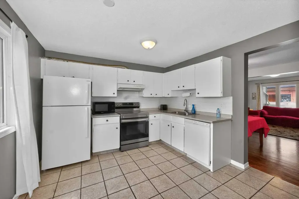 10 Falconer Terrace NE Calgary AB T3J 1W4