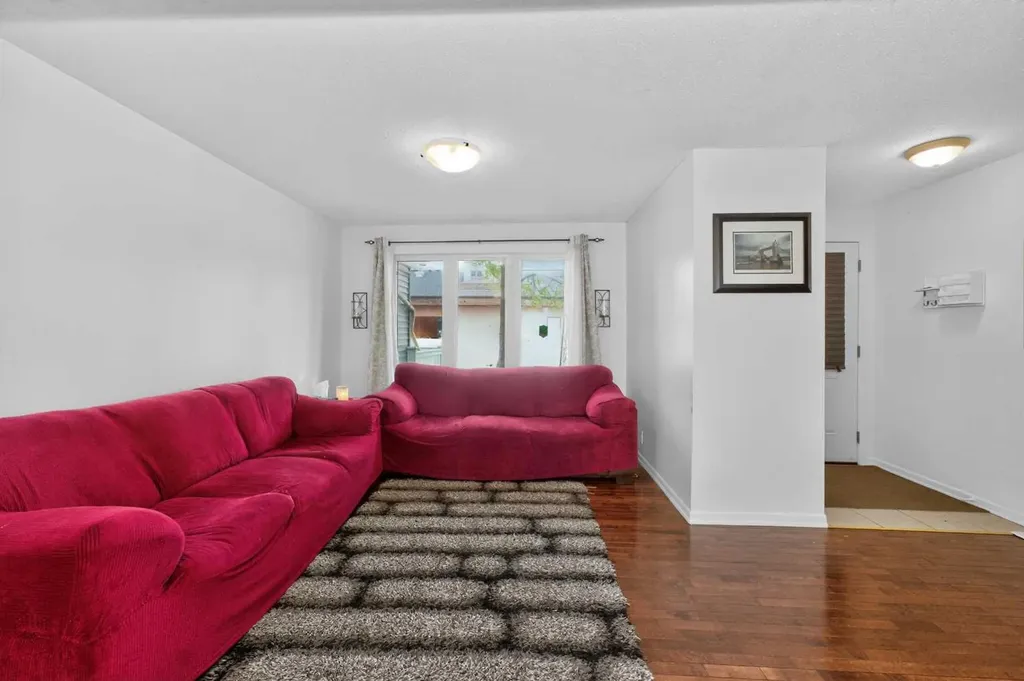 10 Falconer Terrace NE Calgary AB T3J 1W4