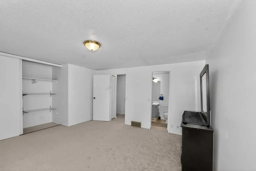 10 Falconer Terrace NE Calgary AB T3J 1W4