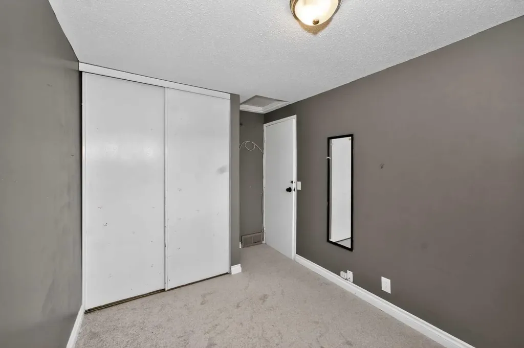 10 Falconer Terrace NE Calgary AB T3J 1W4